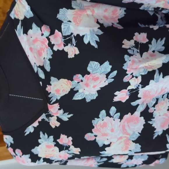 Flowy Floral Top - Picture 2 of 4